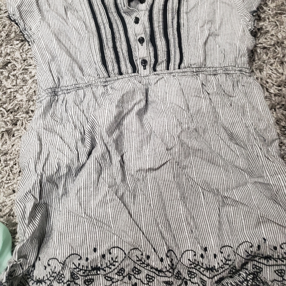 H&M girls black and white shirt